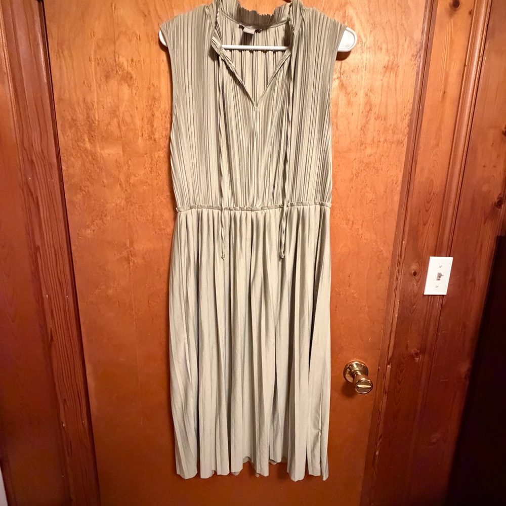 H&M Sage Green Sleeveless Pleated Midi Dress